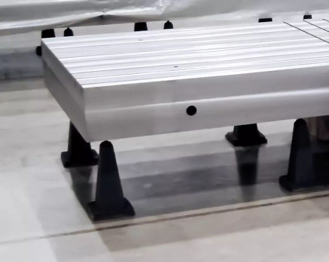 Piani di collaudo in ghisa appoggiati su supporti antivibranti